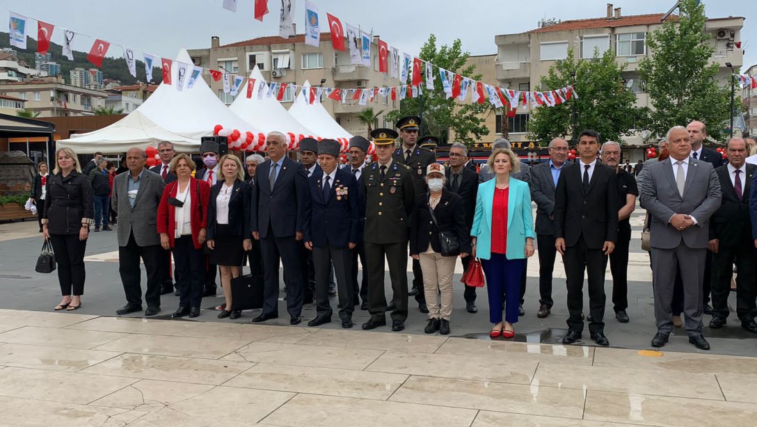 19 Mayıs Atatürk'ü Anma, Gençlik ve Spor Bayramı 103. yıl dönümü münasebetiyle Narlıdere Demokrasi Meydanında çelenk sunma töreni gerçekleştirildi.