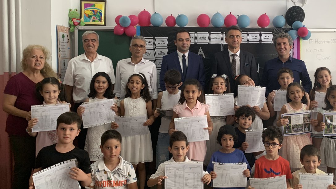Kaymakamımız Sayın Suat Dervişoğlu ve Şube Müdürlerimiz , Mustafa Şık İlkokulunda öğrencilerimize yıl sonu karnelerini dağıttılar.
