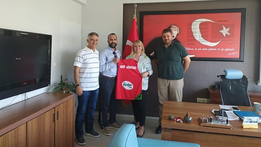 Karşıyaka Spor Kulübü Altyapı Yönetimi , İlçe Millî Eğitim Müdürümüz Sayın Arzu Günaydın 'ı ziyaret etti.