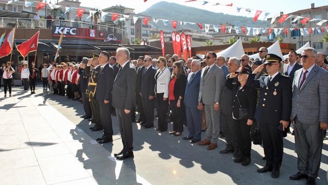 29 Ekim Cumhuriyet Bayramımızın 99.yıl dönümü Demokrasi Meydanı'ndaki Atatürk Anıtı'na çelenk sunumu ile başladı.