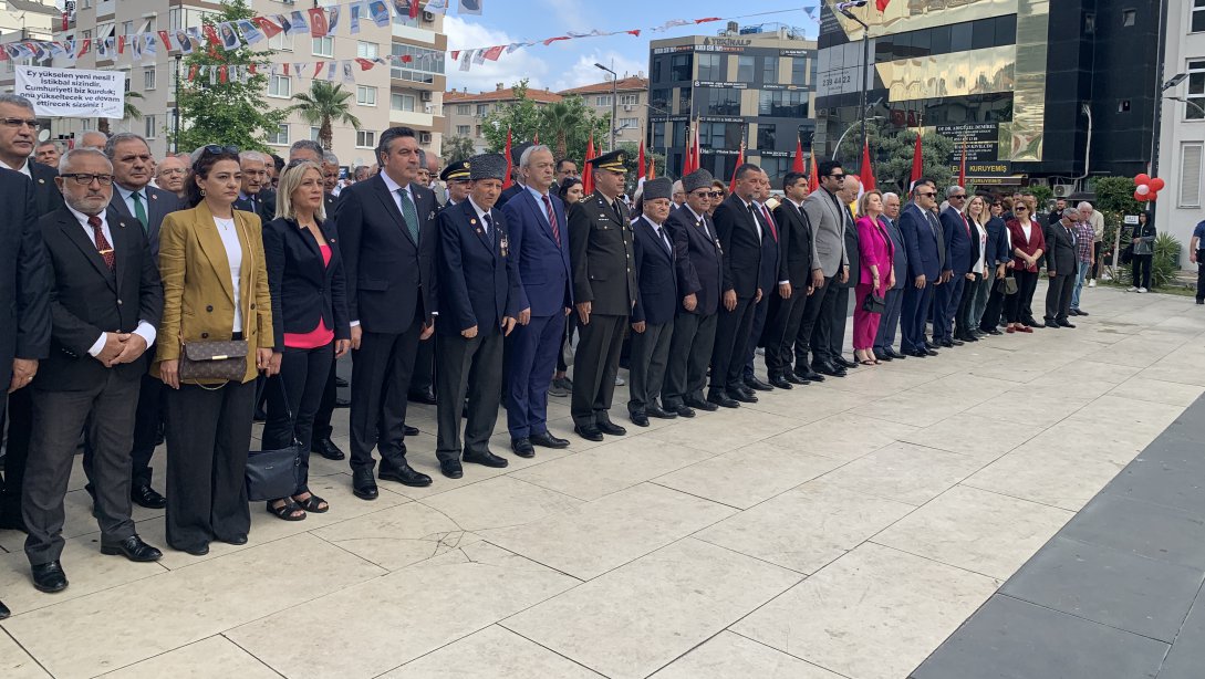 19 Mayıs Atatürk'ü Anma, Gençlik ve Spor Bayramı , Narlıdere Demokrasi Meydanı'nda çelenk sunma töreni ile başladı. 