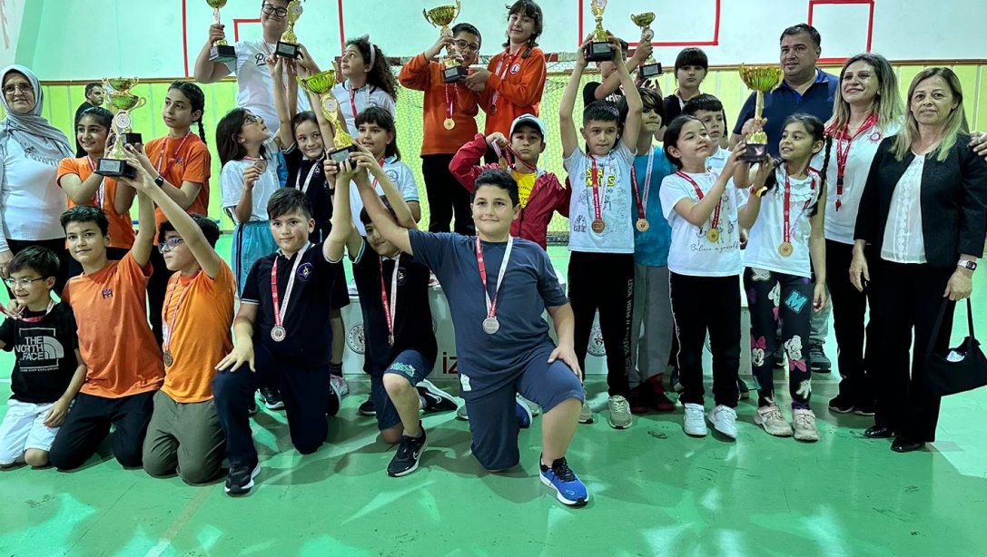 İzmir Floor Curling Turnuvasında Minikler kategorisinde İlhan Onat İlkokulu kız takımı birinci,erkek takımı birinci,karma takım üçüncü oldu.Öğrencilerimizi,emeği geçen öğretmen ve idarecilerimizi tebrik ederiz.