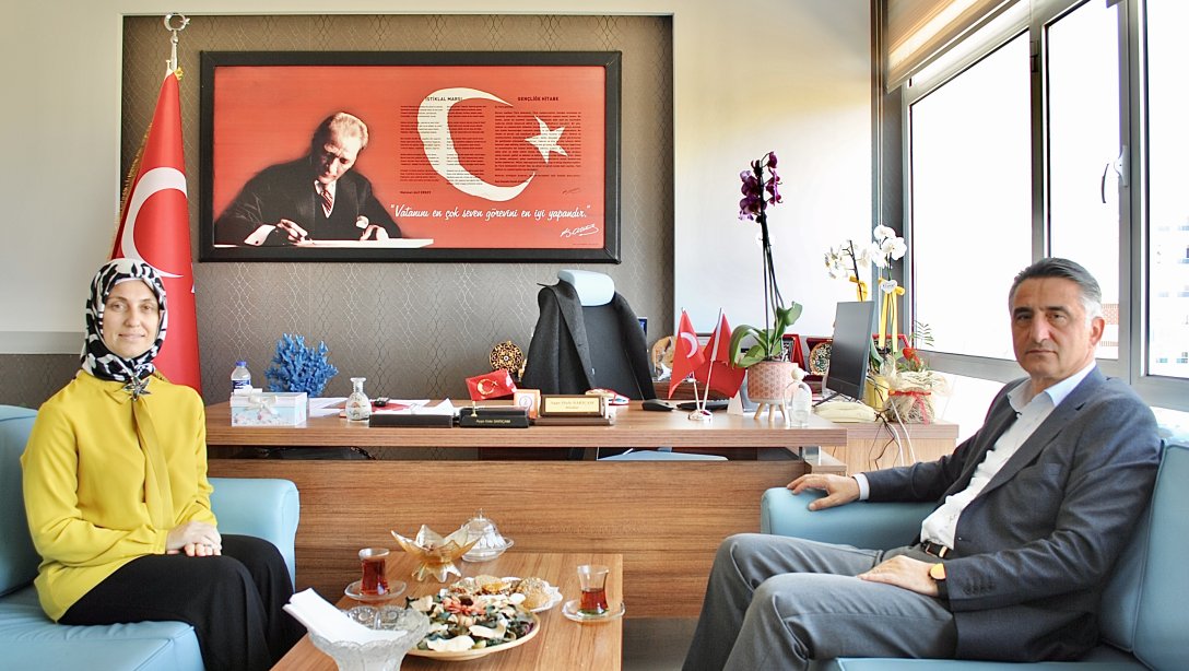Kaymakamımız Sn.Suat Dervişoğlu, İlçe Millî Eğitim Müdürümüz Sn.Ayşe Hale Sarıçam'a hayırlı olsun ziyaretinde bulundu. 