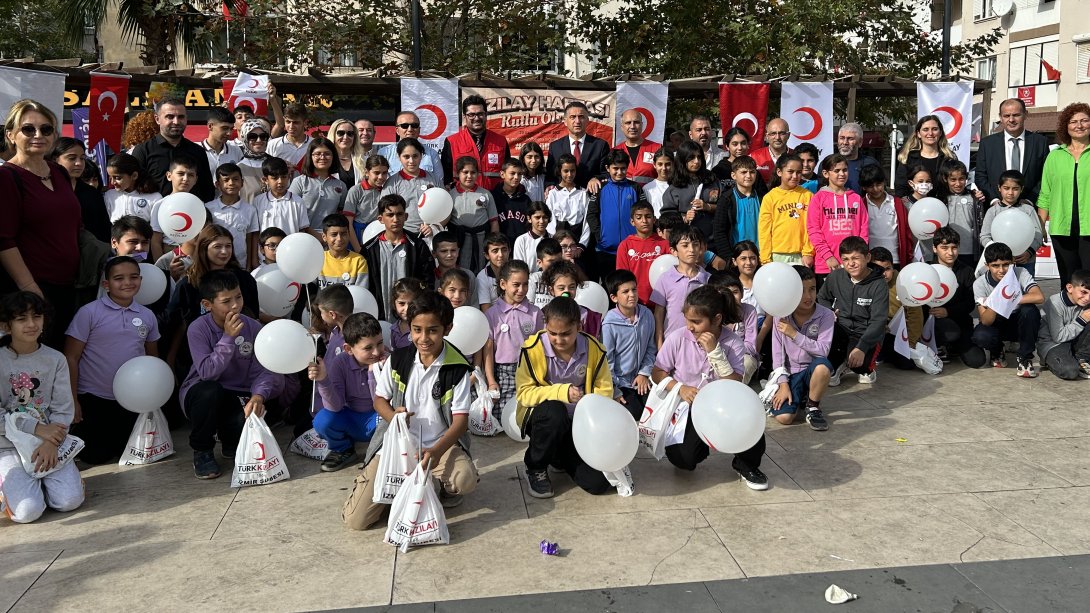 Cumhuriyetimizin 100.yılında 100 çocukla Türk Kızılayı Narlıdere Şube Başkanlığı koordinesinde Demokrasi Meydanı'nda 
