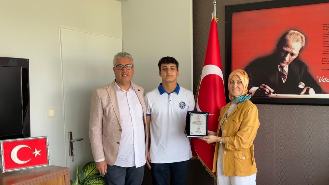 Arkas Meslekî ve Teknik Anadolu Lisesi öğrencisi Sarp Tuğ Türkmen,Kule Tramplen atlamada başarılar elde etti.