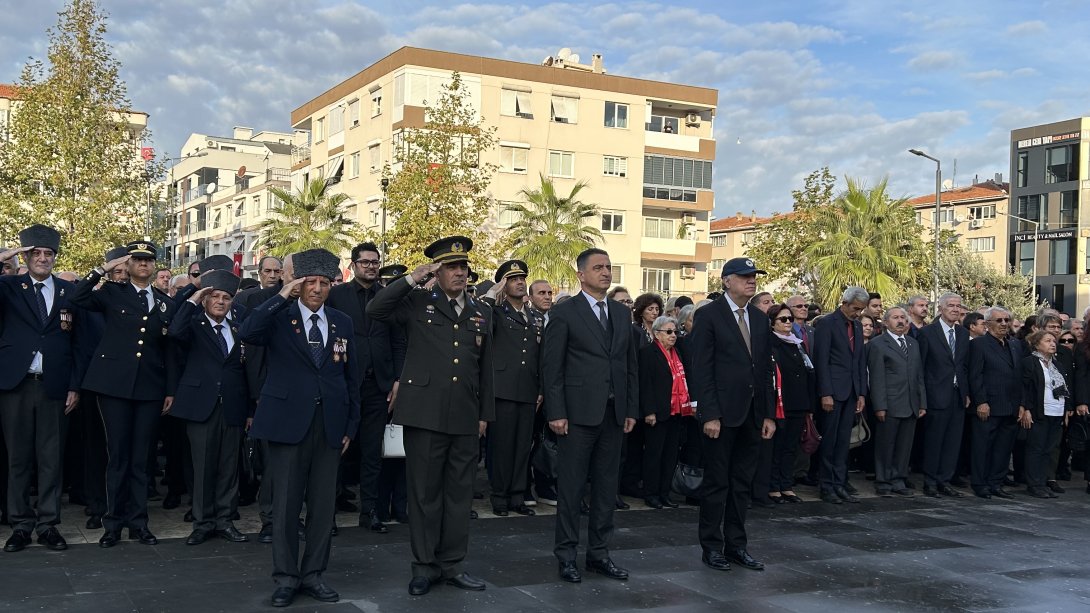 Gazi Mustafa Kemal Atatürk'ün ebediyete irtihalinin 85. yıl dönümü dolayısıyla düzenlenen anma programı Demokrasi Meydanı'nda çelenk sunumu ve saygı duruşuyla  başladı.