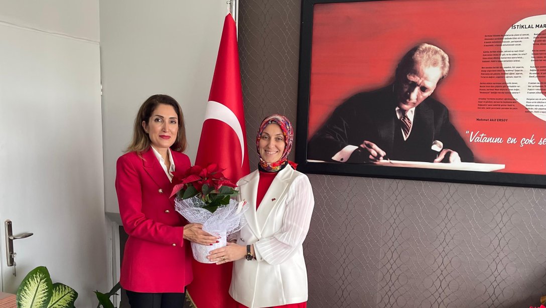 İzmir Kız Lisesi Müdürü Suna Yoldaş Özdemirçelik, İlçe Millî Eğitim Müdürümüz Sn.Ayşe Hale Sarıçam'a öğretmenler günü ziyaretinde bulundu .