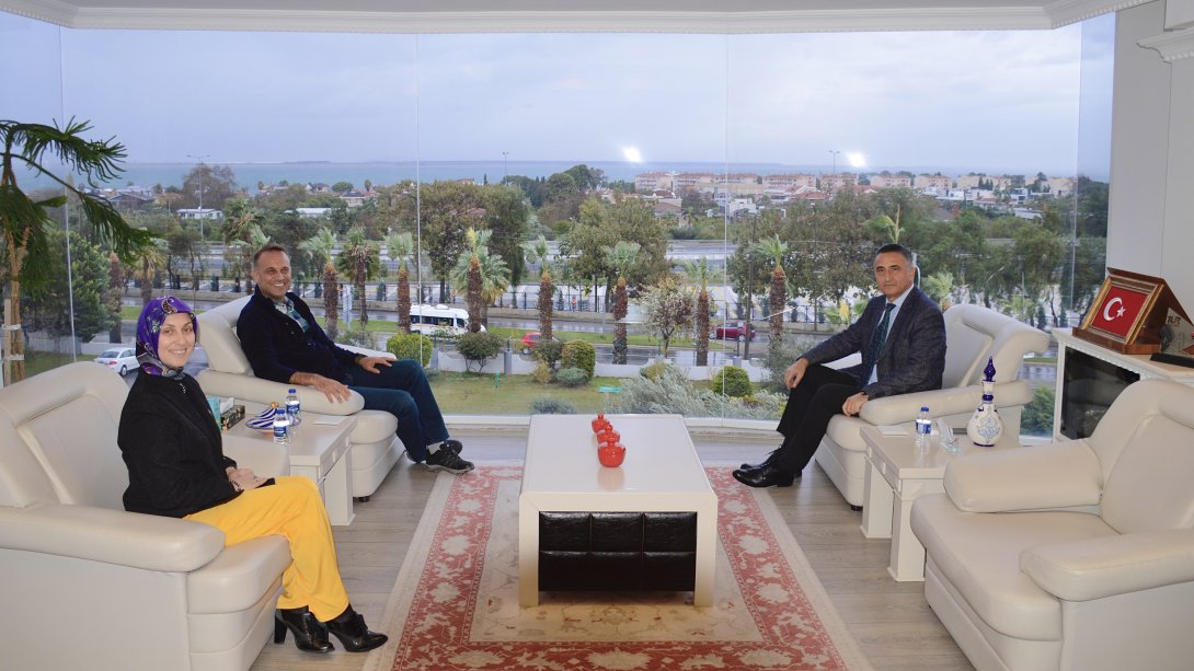 İlçe Millî Eğitim Müdürümüz Ayşe Hale Sarıçam ile Marmara Üniversitesi Öğretim Üyesi Prof. Dr. Ahmet Benzer, Kaymakamımız Sn. Suat Dervişoğlu'nu ziyaret ettiler.