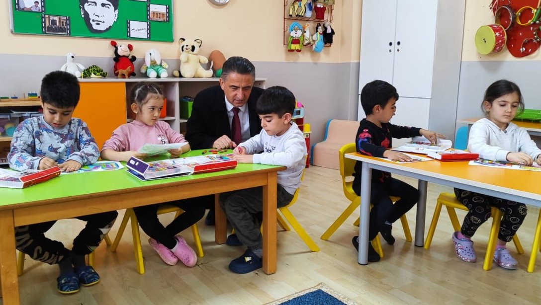 Kaymakamımız Sn. Suat Dervişoğlu, Hasan İçyer İlk/Ortaokulunda özel eğitim sınıfı ve anasınıfı öğrencilerini ziyaret etti.