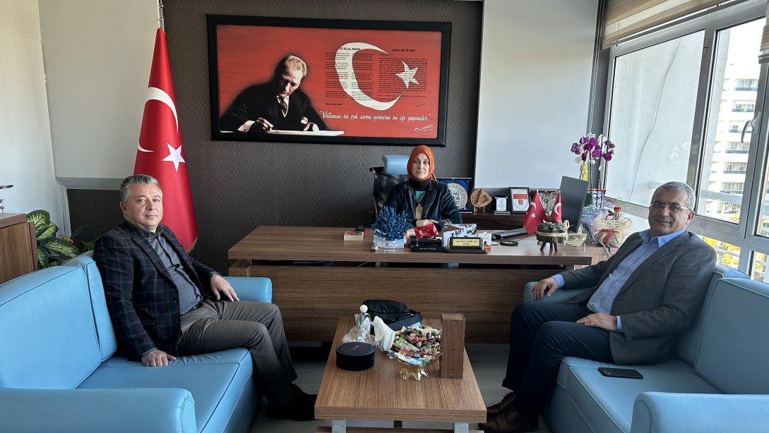 Eğitim Bir Sen İzmir 1 nolu Şube Başkanı Ali Kaya ve Narlıdere temsilcisi Erkan Erdik, İlçe Millî Eğitim Müdürümüz Ayşe Hale Sarıçam'ı ziyaret etti.