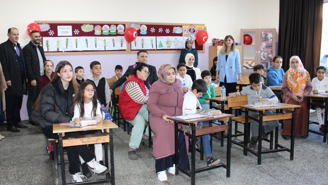 Kaymakamımız Sn.Suat Dervişoğlu ve İlçe Millî Eğitim Müdürümüz Sn.Ayşe Hale Sarıçam,İnönü İlkokulunda öğrencilerimizin karne sevincine ortak oldular .