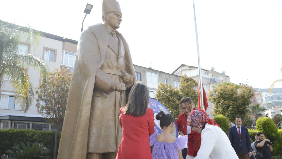 23 Nisan Ulusal Egemenlik ve Çocuk Bayramı dolayısıyla İlçe Milli Eğitim Müdürümüz Sn.Ayşe Hale Sarıçam, Atatürk Anıtı'na çelenk sundu. 