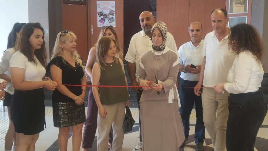 İlçe Millî Eğitim Müdürümüz Sn.Ayşe Hale Sarıçam,Cahide Ahmet Dalyanoğlu Anadolu Lisesi 19 Mayıs Gençlik Şenliği kapsamında düzenlenen akrilik boya ve resim sergisinin açılışını gerçekleştirdi.